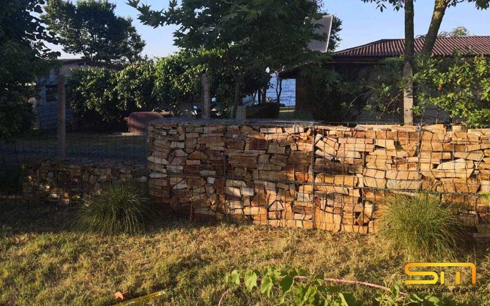 Декоративна габионна стена от ръчно реден камък