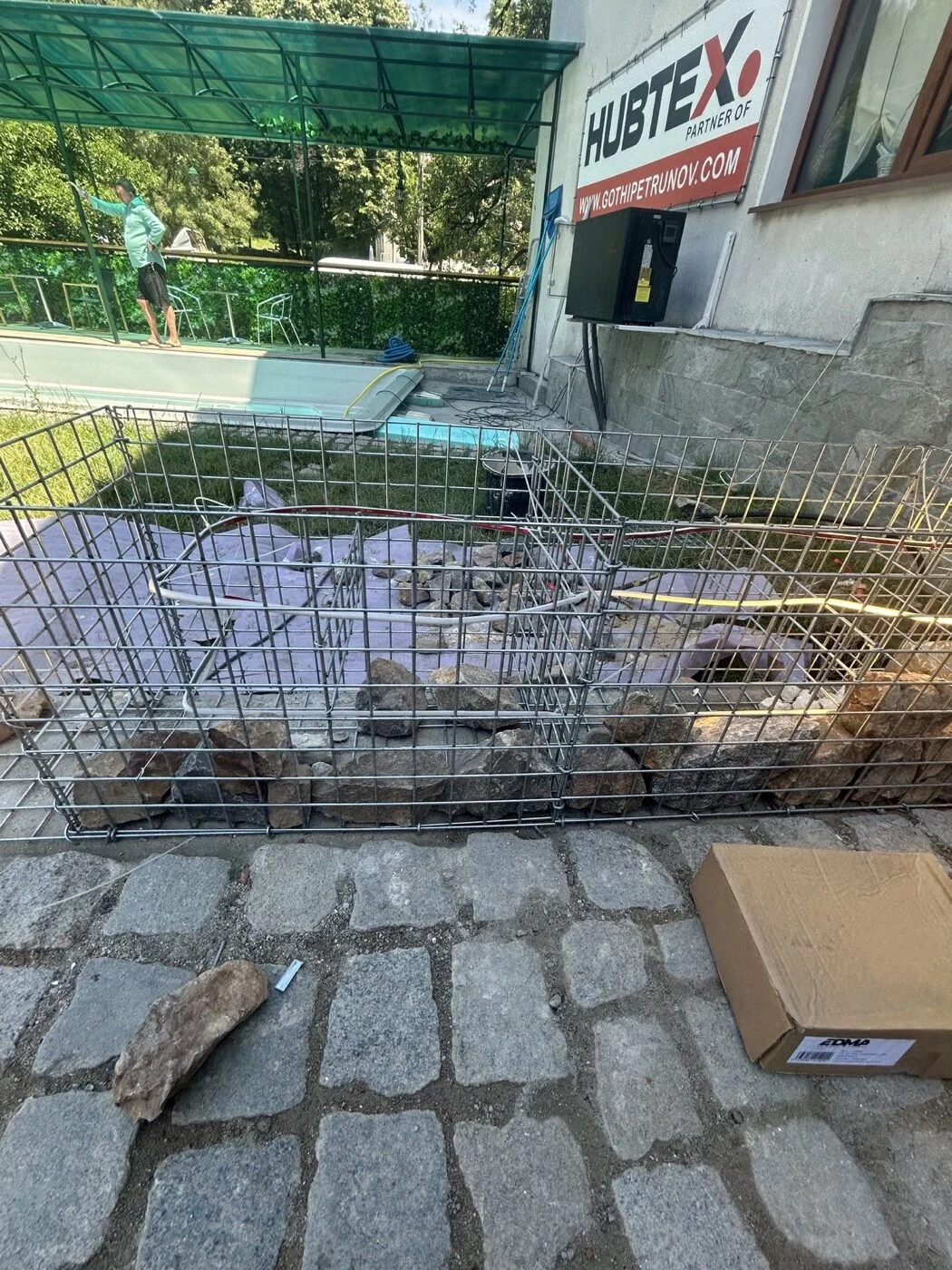 Монтаж на габионни кошници в зоната до басейн