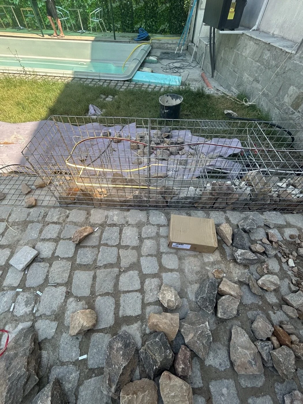 Запълване на габионното ограждение с камък