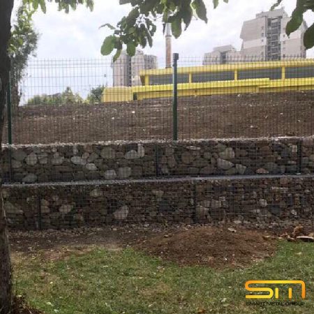 Мрежа върху габионен зид в двора