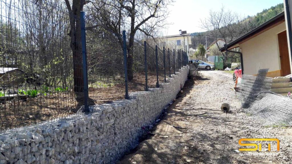 Пана, стъпили върху габионна основа