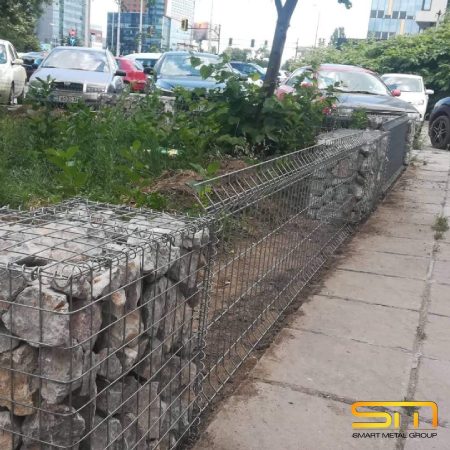 Ниска габионна основа покрай улицата